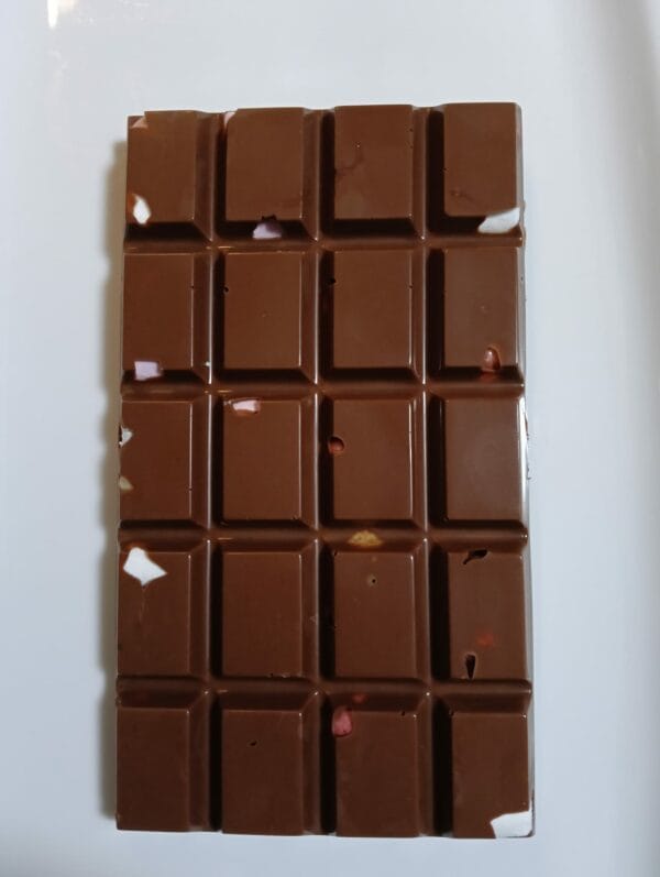 Chocolade reep met marshmallows en crispy balls.